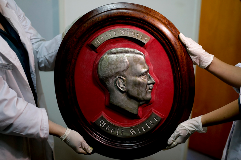Busto en relieve de Adolf Hitler. Foto: AP Photo / Natacha Pisarenko